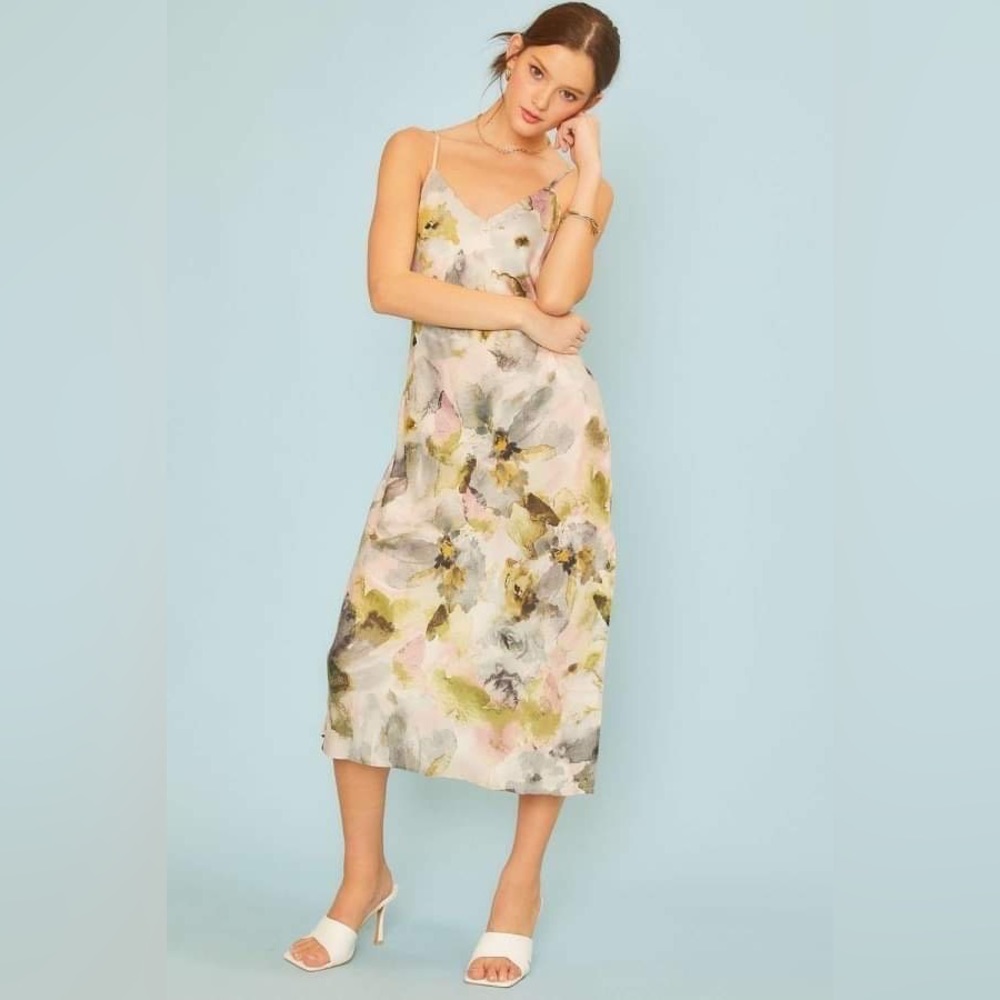 Beautiful floral print midi dress with slit